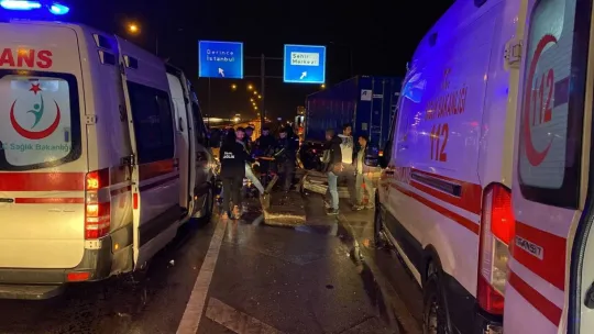 Kocaeli'de otomobil demir bariyerlere çarptı
