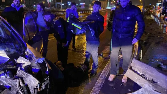 Kocaeli'de otomobil demir bariyerlere çarptı