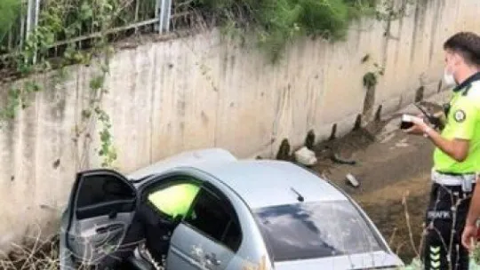 Kocaeli'de otomobil dere yatağına uçtu, sürücü bulunamadı