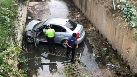 Kocaeli'de otomobil dere yatağına uçtu, sürücü bulunamadı