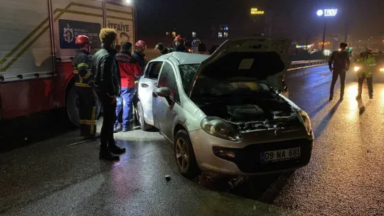 Kocaeli'de otomobil elektrik direği ve ağaçları devirdi