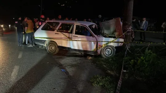 Kocaeli'de otomobil elektrik direğine çarptı: 4 yaralı