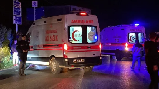 Kocaeli'de otomobil elektrik direğine çarptı: 4 yaralı