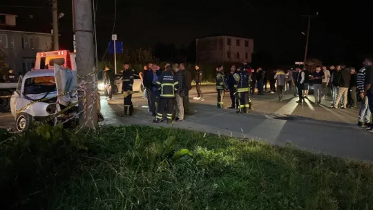 Kocaeli'de otomobil elektrik direğine çarptı: 4 yaralı