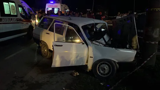 Kocaeli'de otomobil elektrik direğine çarptı: 4 yaralı