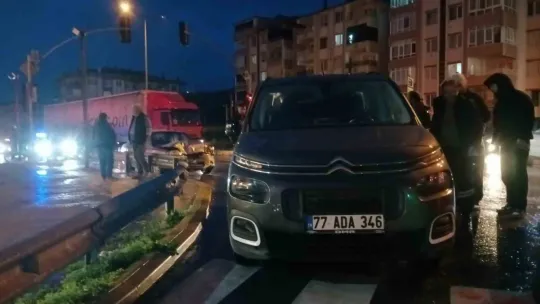 Kocaeli'de otomobil hafif ticari araca çarptı: 3 yaralı