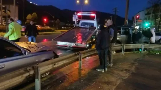 Kocaeli'de otomobil hafif ticari araca çarptı: 3 yaralı