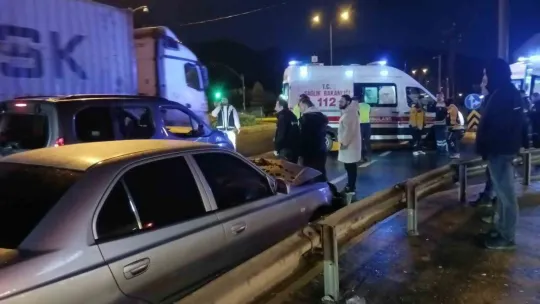 Kocaeli'de otomobil hafif ticari araca çarptı: 3 yaralı