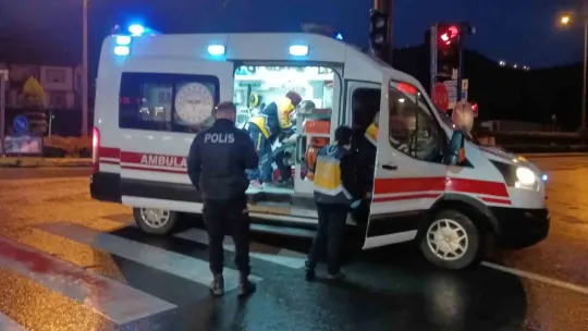 Kocaeli'de otomobil hafif ticari araca çarptı: 3 yaralı