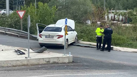 Kocaeli'de otomobil kaldırıma çıktı: 1'i bebek 3 yaralı