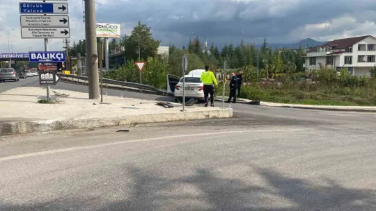 Kocaeli'de otomobil kaldırıma çıktı: 1'i bebek 3 yaralı