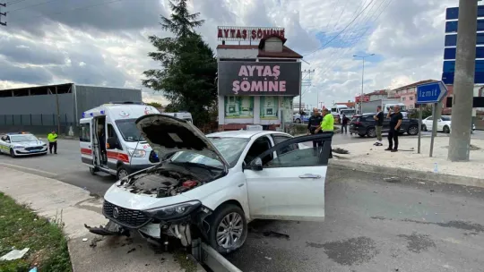 Kocaeli'de otomobil kaldırıma çıktı: 1'i bebek 3 yaralı