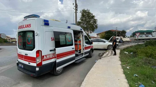 Kocaeli'de otomobil kaldırıma çıktı: 1'i bebek 3 yaralı