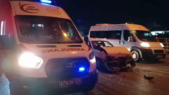 Kocaeli'de otomobil, kırmızı ışıkta duran araca çarptı: 1 yaralı