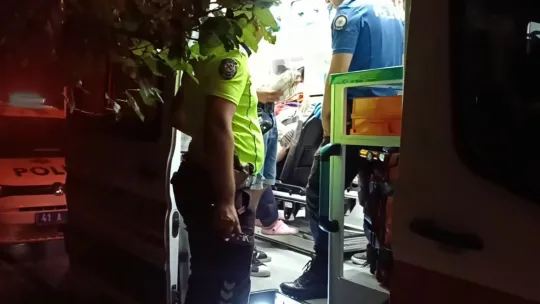 Kocaeli'de otomobil, kırmızı ışıkta duran araca çarptı: 1 yaralı