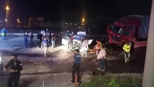 Kocaeli'de otomobil, TIR'n altına girdi: 2 ölü, 1 yaralı!