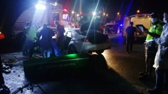 Kocaeli'de otomobil, TIR'n altına girdi: 2 ölü, 1 yaralı!