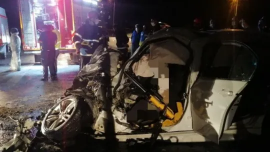 Kocaeli'de otomobil, TIR'n altına girdi: 2 ölü, 1 yaralı!