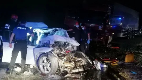 Kocaeli'de otomobil, TIR'n altına girdi: 2 ölü, 1 yaralı!