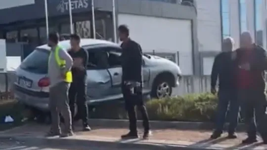 Kocaeli'de otomobil yayalara çarpıp refüje çıktı: 1'i ağır 2 yaralı