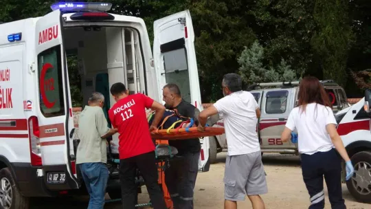 Kocaeli'de otomobiller çarpıştı: 2'si çocuk 8 yaralı