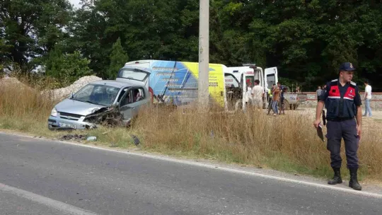 Kocaeli'de otomobiller çarpıştı: 2'si çocuk 8 yaralı