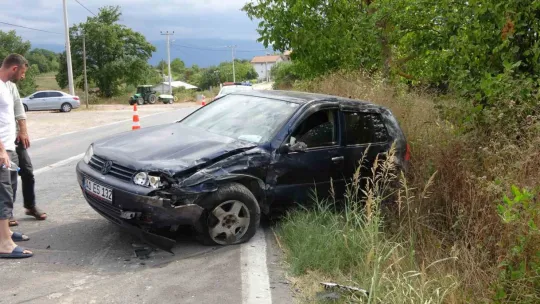 Kocaeli'de otomobiller çarpıştı: 2'si çocuk 8 yaralı