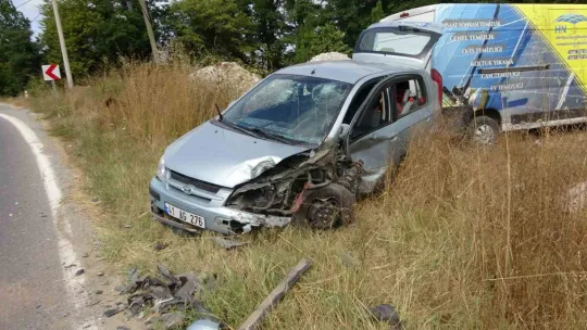 Kocaeli'de otomobiller çarpıştı: 2'si çocuk 8 yaralı