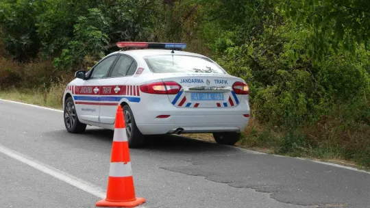 Kocaeli'de otomobiller çarpıştı: 2'si çocuk 8 yaralı