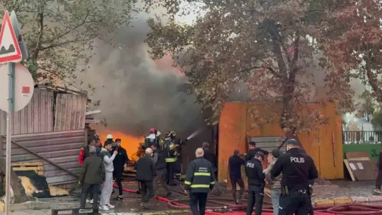 Kocaeli'de palet deposunda büyük yangın