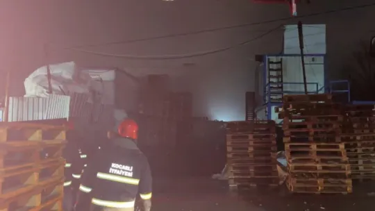 Kocaeli'de palet deposunda yangın