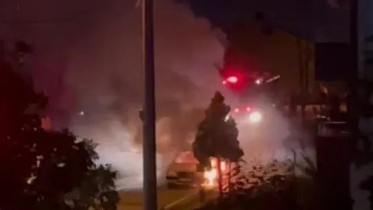 Kocaeli'de park halindeki araçta yangın
