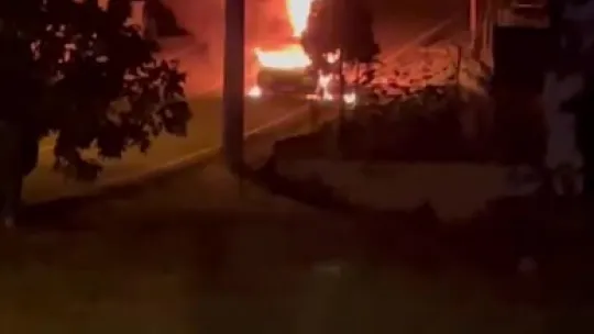Kocaeli'de park halindeki araçta yangın