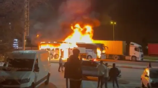 Kocaeli'de park halindeki otobüs alev alev yandı