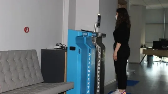 Kocaeli'de personele ihtiyaç duyulmayan akıllı dezenfektan cihazı üretildi!