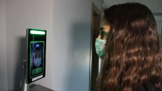 Kocaeli'de personele ihtiyaç duyulmayan akıllı dezenfektan cihazı üretildi!