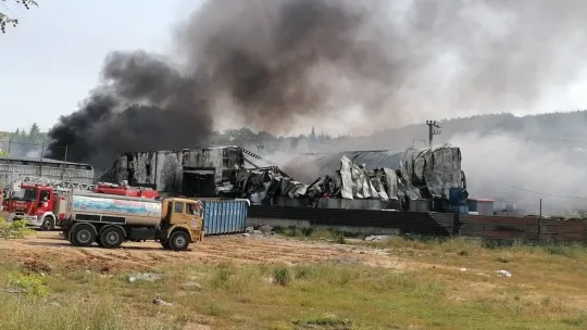 Kocaeli'de plastik fabrikasında çıkan yangın kontrol altına alındı