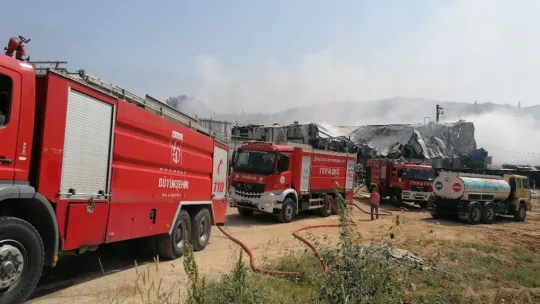 Kocaeli'de plastik fabrikasında çıkan yangın kontrol altına alındı