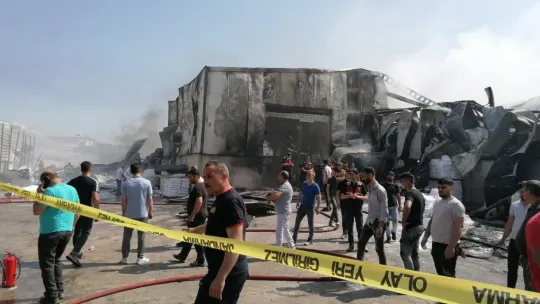 Kocaeli'de plastik fabrikasında çıkan yangın kontrol altına alındı