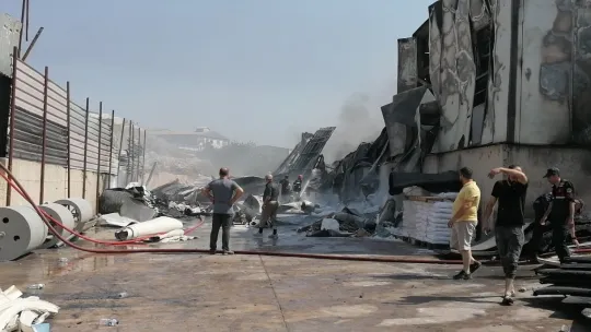 Kocaeli'de plastik fabrikasında çıkan yangın kontrol altına alındı