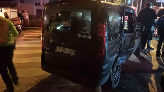 Kocaeli'de polis arabası ile ticari araç çarpıştı: 5 yaralı