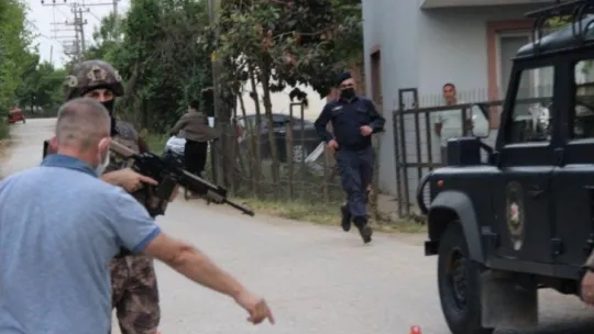 Kocaeli'de rehine krizi sürüyor: 1 ölü, 8 yaralı!