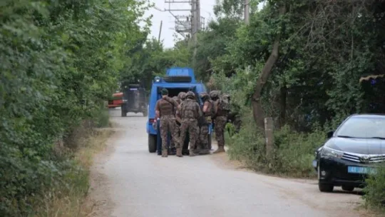 Kocaeli'de rehine krizi sürüyor: 1 ölü, 8 yaralı!
