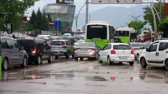 Kocaeli'de rüzgar denizi taşırdı, yağmur trafiği felç etti