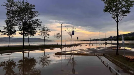 Kocaeli'de rüzgar denizi taşırdı, yağmur trafiği felç etti
