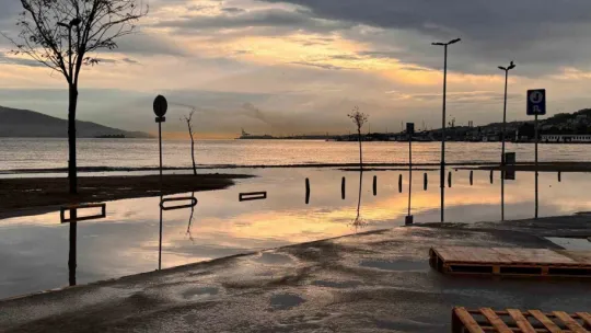 Kocaeli'de rüzgar denizi taşırdı, yağmur trafiği felç etti