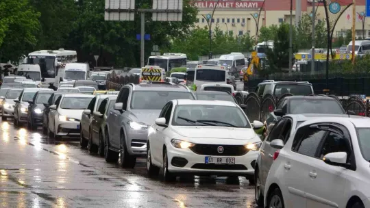 Kocaeli'de rüzgar denizi taşırdı, yağmur trafiği felç etti