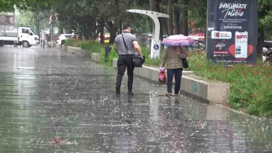 Kocaeli'de rüzgar denizi taşırdı, yağmur trafiği felç etti