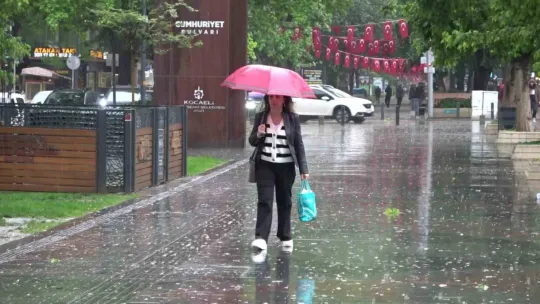 Kocaeli'de rüzgar denizi taşırdı, yağmur trafiği felç etti