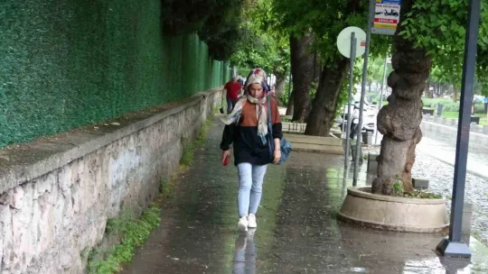 Kocaeli'de rüzgar denizi taşırdı, yağmur trafiği felç etti